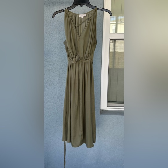 LOFT Dresses & Skirts - Loft Olive Green V-neck Tassel Tie Flowy Tie Waist Casual Chic Midi Dress Size S